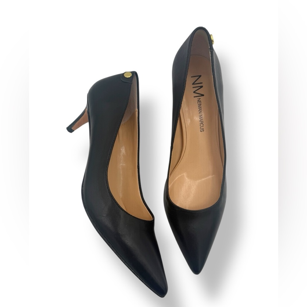 Neiman Marcus woman’s 8M Smooth Leather Classic Black Pumps‎ Heels pointed Toe